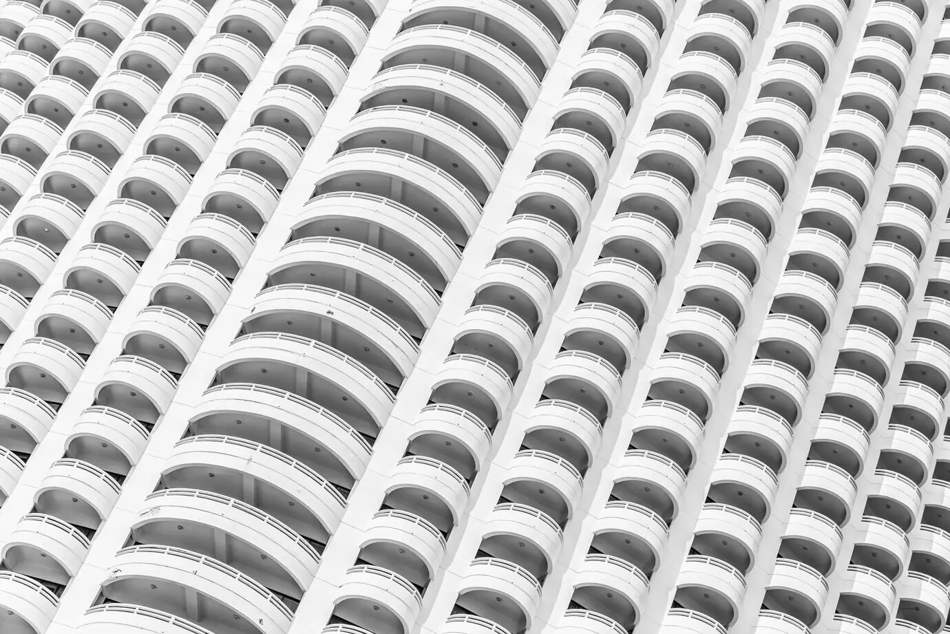 Bitte gib mir die ursprüngliche Beschreibung, die ich auf Deutsch umformulieren soll.